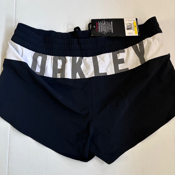 New $120 womens Oakley shorts various sizes - Picture 1 of 7